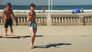 Twink blinking at hand chum around with annoy beach with speedo crumple / Novinho dançando sunga na praia