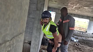Dois operários esperando todos irem embora pra transar no prédio em obra que eles trabalham, fetiche dos machos