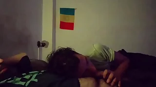 Primera Mamada de buenos días a macho peludo y cargado.