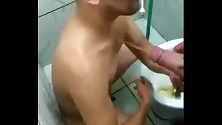 Tomando banho de mijo da namorado (piss)