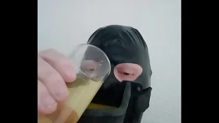 Homo slaaf drinkt pis uit urinaal pranks