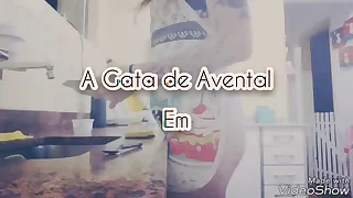A Gata de Avental - lavando louças só de lingerie e avental